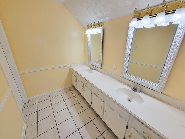 Building Photo - 16614 Cairnway Dr