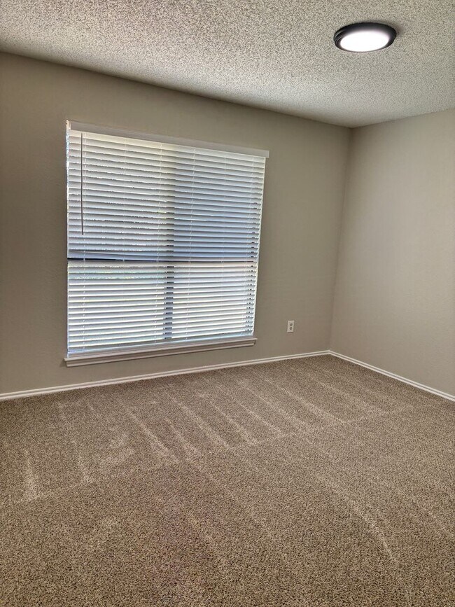 Building Photo - 104 Glade Shadow Dr