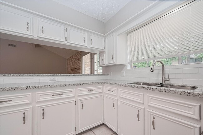 Building Photo - 2606 Lexington Woods Dr