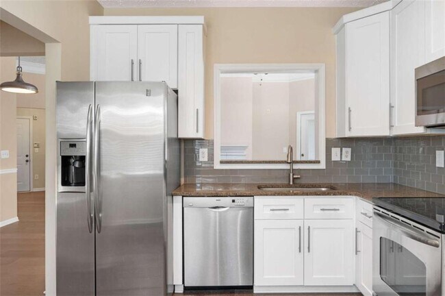Building Photo - 5559 Glenridge Dr
