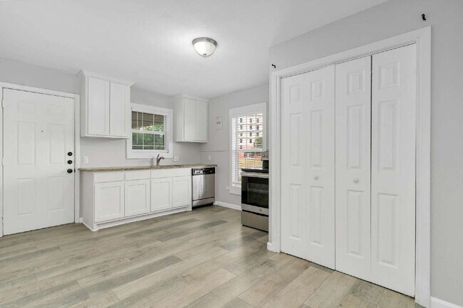 Building Photo - Cozy 2 Bedroom 1 Bath Duplex in Cleburne TX. 50% off One Month’s Rent!