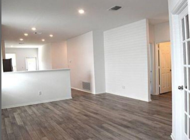 Building Photo - 217 English Oak St