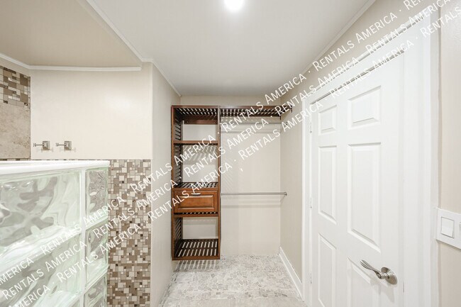 Building Photo - 1424 N Gene Ave