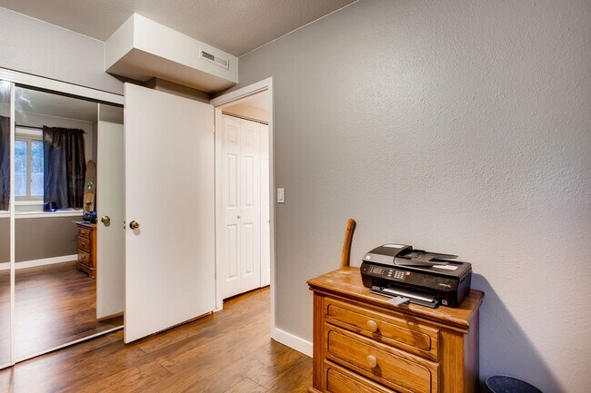 Building Photo - 3 bed, 2 bath Multi-Level Home on Cul-De-Sac