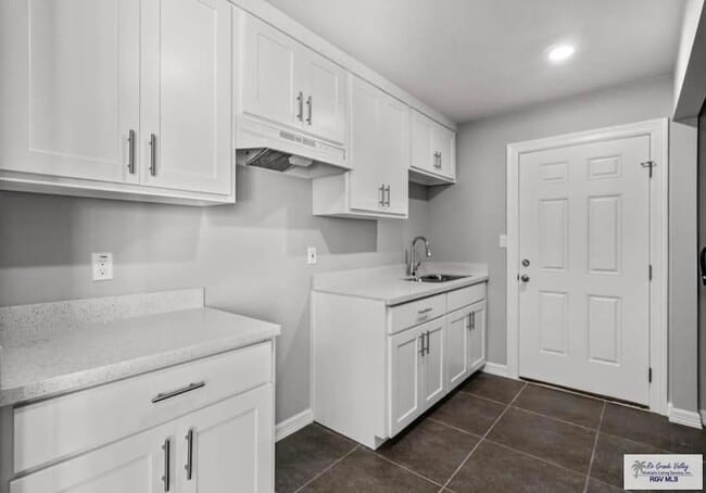 Building Photo - 2128 Norfolk Dr