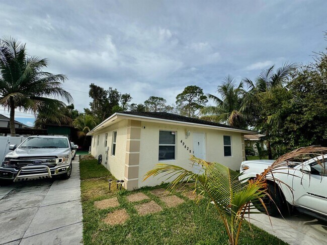 Building Photo - 4942 Dillon St