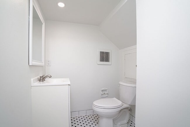 Building Photo - Luxury 4-Bedroom Home with 3,400+ Sq Ft in Prime San Antonio Location