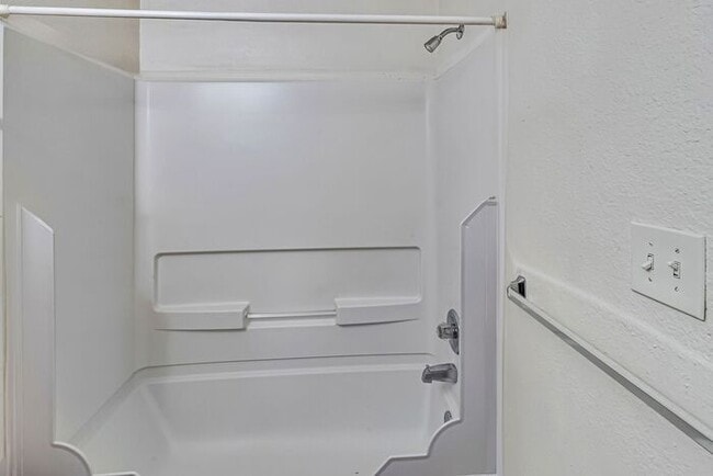 Building Photo - Charming 2-Bedroom Apartment in Prime Clifton Location