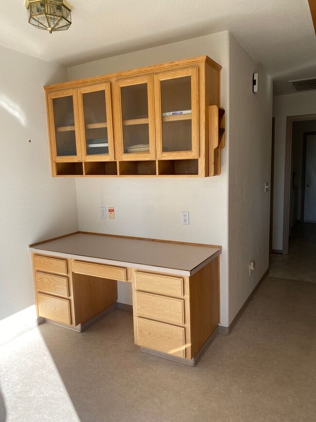 Building Photo - 3 bed 2.5 bath