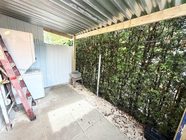 Building Photo - 931 SW 82nd Ave