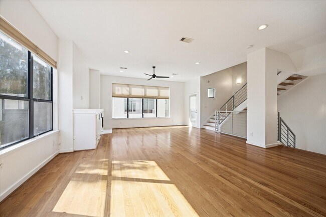 Building Photo - 5313 Lillian St