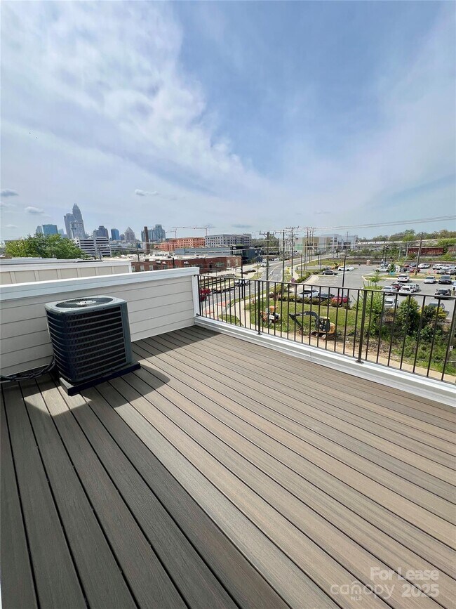 Building Photo - 240 Parkwood Ave