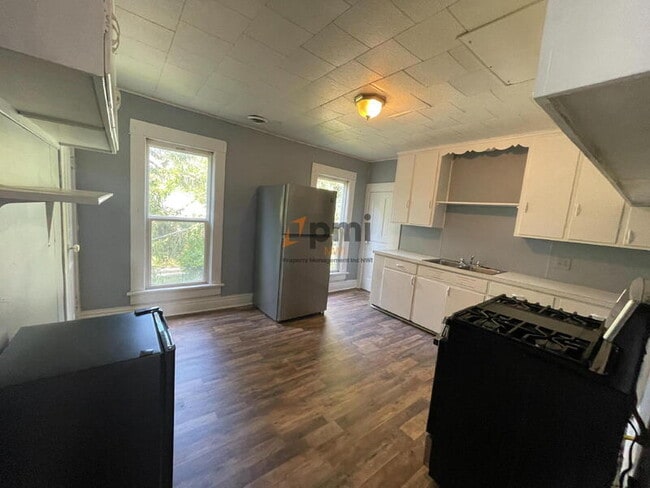 Building Photo - 523 Grove St