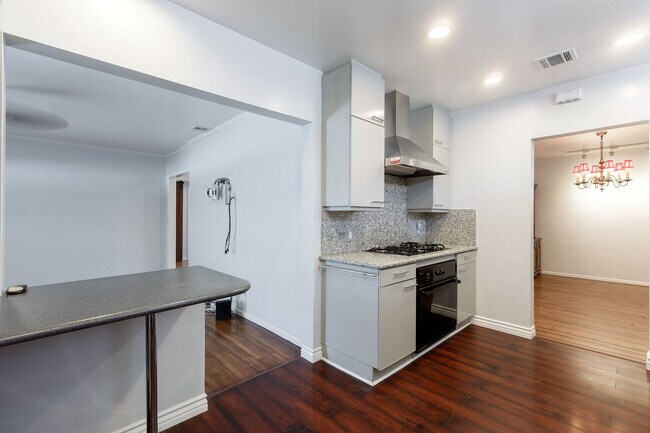 Building Photo - Spacious 5-Bedroom, 3-Bath Home with Pool ...