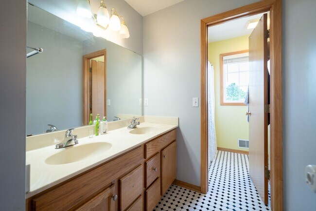 Building Photo - 3 bed 2.5 bath