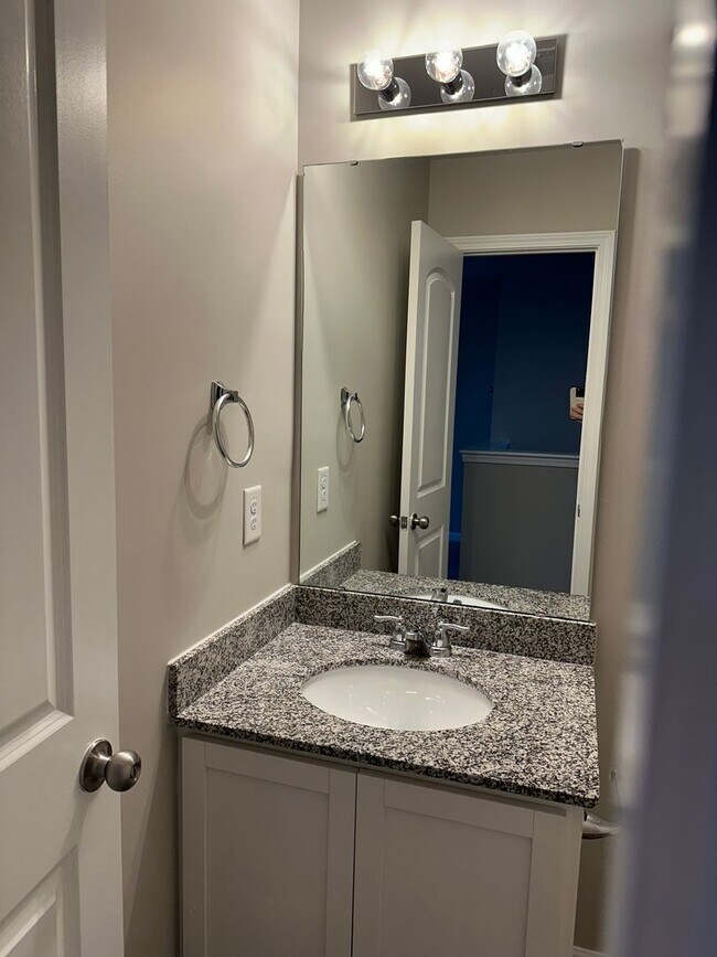 Building Photo - Beautiful 3-bedroom, 2.5-bath home in Greensboro