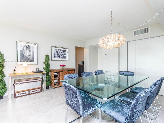 Building Photo - 3701 N Country Club Dr