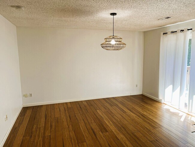 Building Photo - Beautifully Appointed Home on Generous Lot – SE Portland Rental!