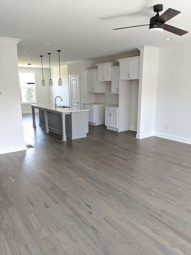Building Photo - Beautiful 3 Bedroom Townhome w/2 car garage!