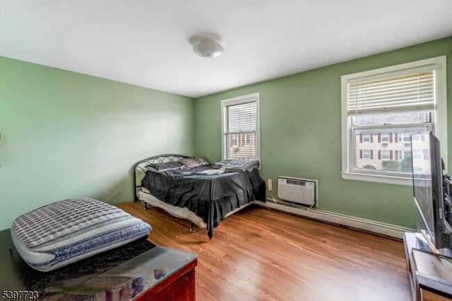 Building Photo - 953 E Front St