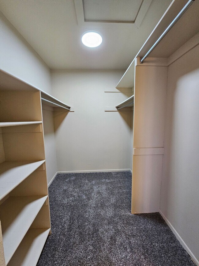 Building Photo - Charming 2 Bedroom 2 Bath w/ Large Yard, 1 Car Garage and Central Air/Heat