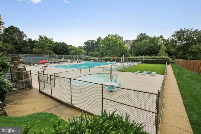 Building Photo - 10201 Grosvenor Pl