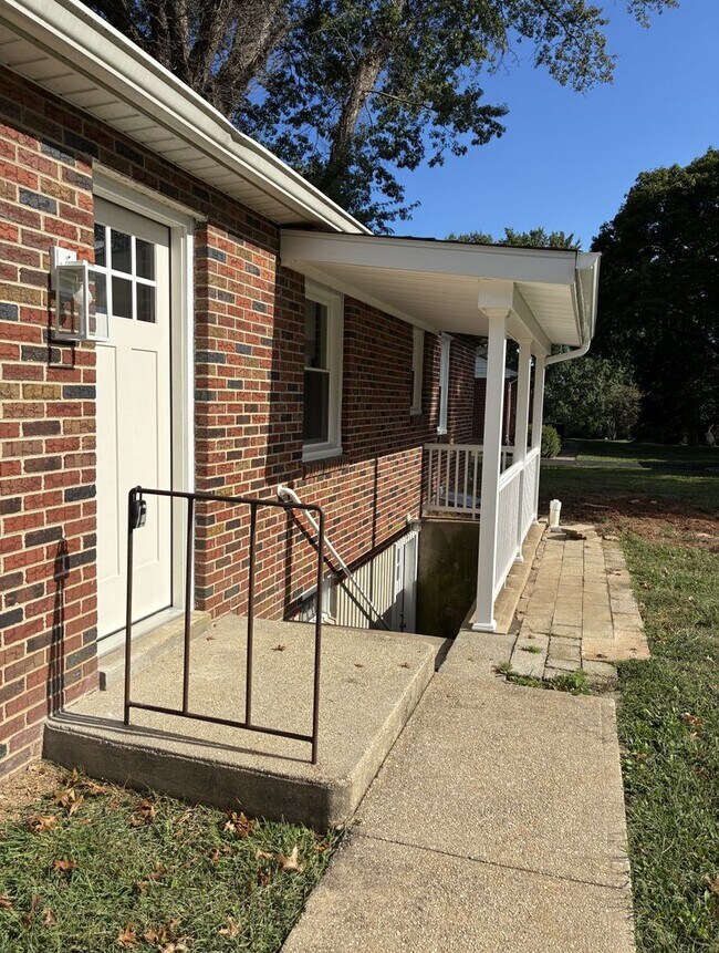 Building Photo - 808 Martin Rd