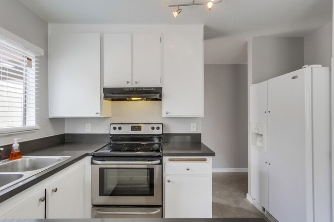 Building Photo - Spacious 3 Bedroom Condo Available for Move In May 1st