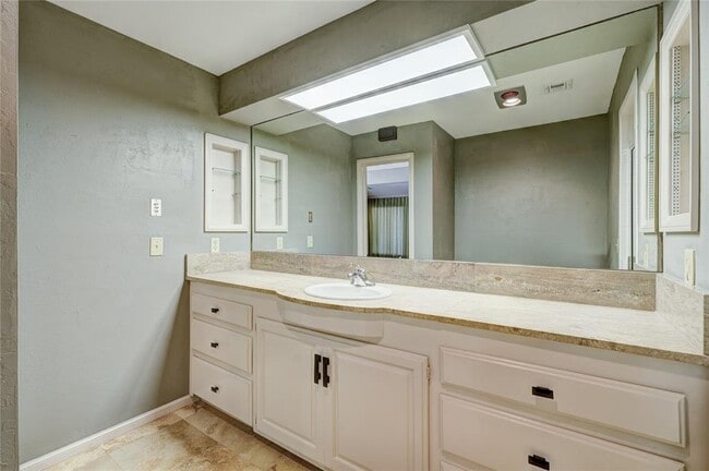 Building Photo - 6325 Glenbrook Ct