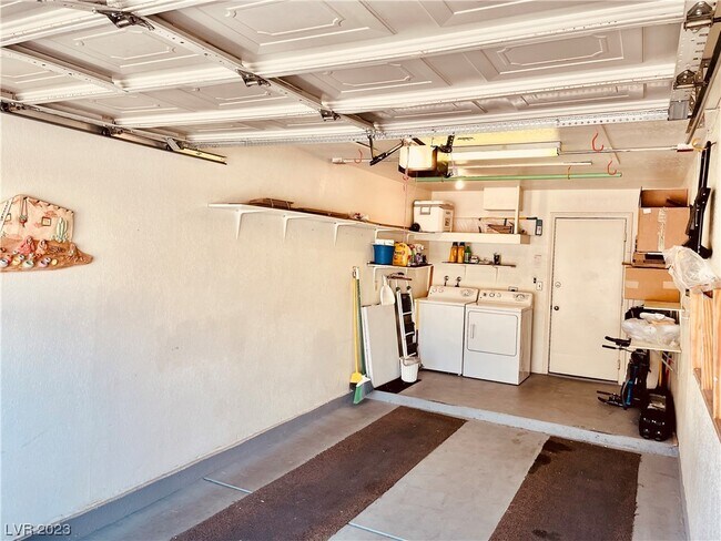 Building Photo - 2611 Durango Dr