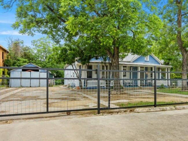 Building Photo - 2223 E Commerce St