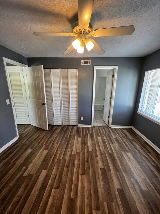 Building Photo - 1/1B 2nd floor unit located in Jacksonvill...