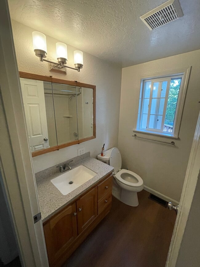 Building Photo - 6876 Ridgeway Dr