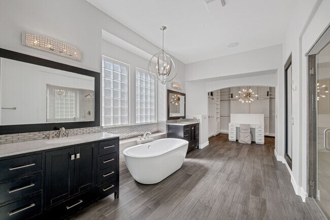 Building Photo - Executive Luxury Living with Unmatched Cit...