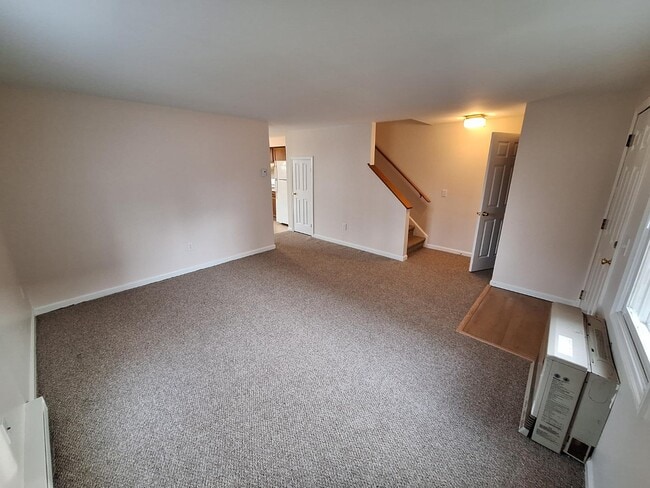 Building Photo - 19 Robinson St