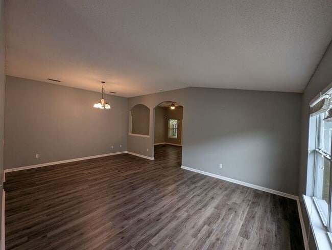 Building Photo - 712 N Edenbridge Way