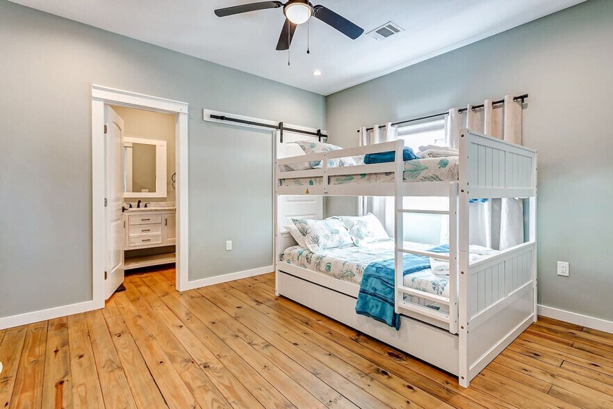 Building Photo - 1037 Sunset Cir