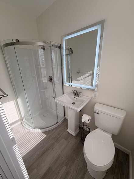 1st Floor Bathroom - 10 Short St