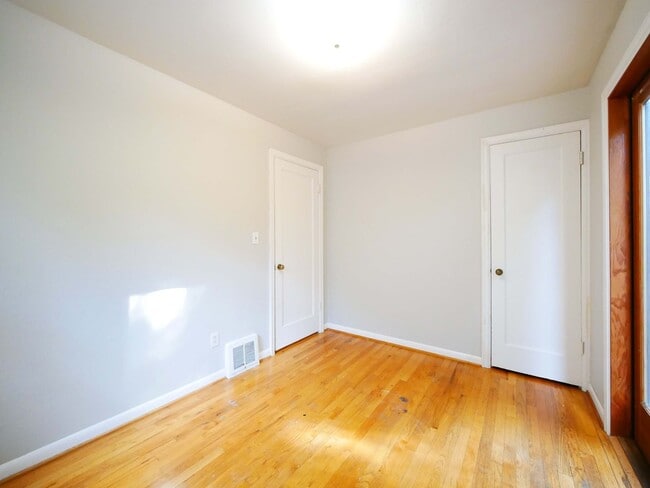 Building Photo - 5 BED & 2.5 BATH SINGLE FAMILY HOUSE FOR RENT