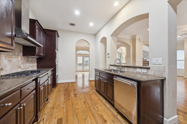 Building Photo - 607 Oakley St