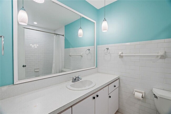 Building Photo - 1142 NE 4th Ave