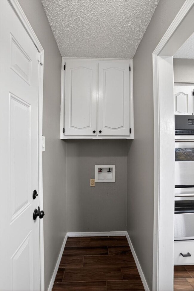 Building Photo - Spacious 3 Bedroom + Office Home with Two Living Areas – Quiet Cul-de-Sac – Available April 1