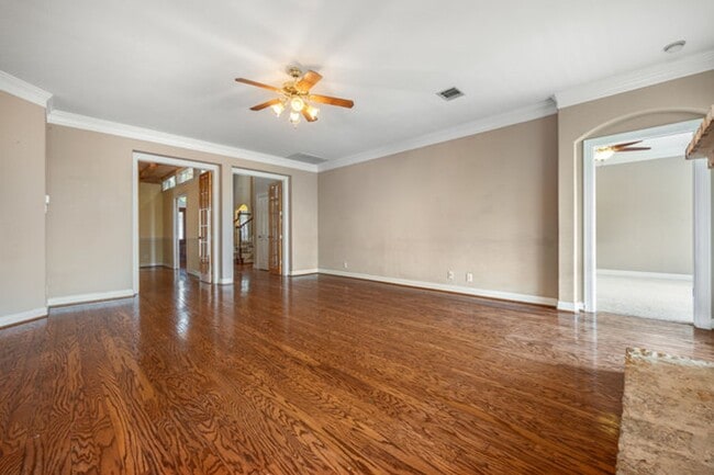 Building Photo - Spacious 2 Story 5 Bedroom , 4 full bathrooms located in Stone Oak!