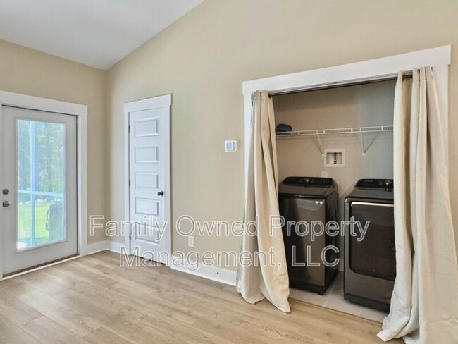 Building Photo - 7785 Park Gate Dr