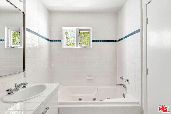 Building Photo - 811 21st St