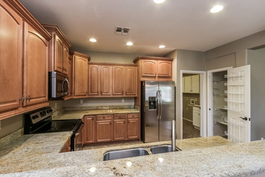 Building Photo - 1081 E Horseshoe Dr