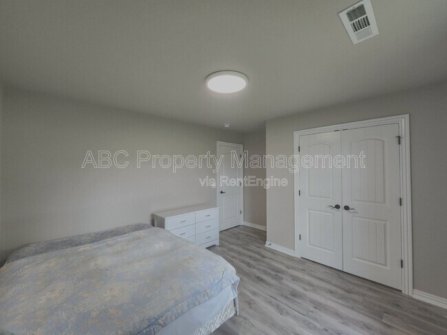 Building Photo - 5009 E Truman Ln