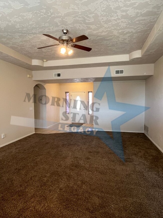Building Photo - 3 Bedroom Home in Roadrunner Area!