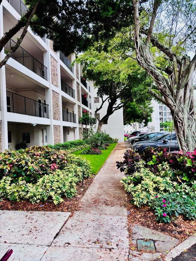 Building Photo - 2900 N Palm Aire Dr