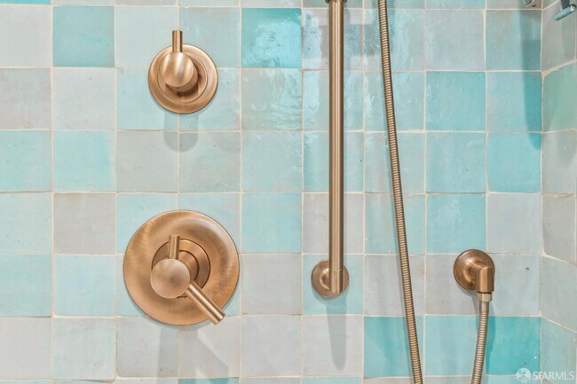 Building Photo - 7 Seymour St